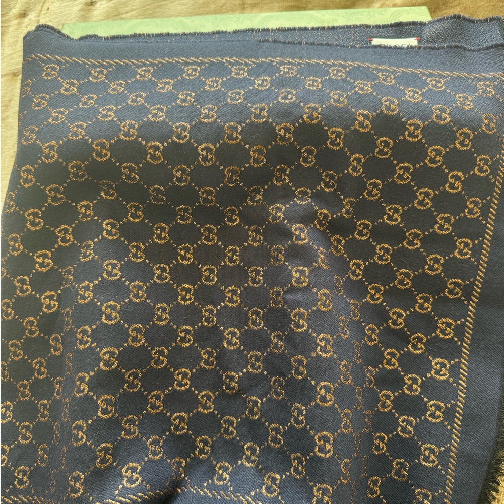 Gucci Navy Blue wool scarf with metallic copper GG monogram. - Picture 4 of 4